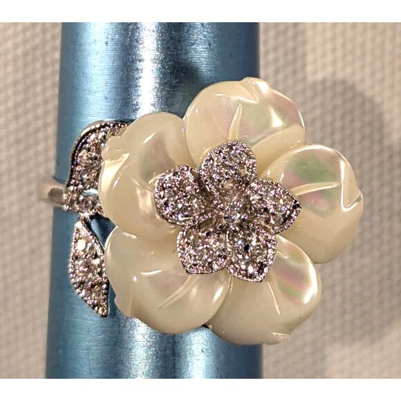 White Pearlescent Petals Rhinestone Center and Petal Ring Size 7.25 - Picture 7 of 10